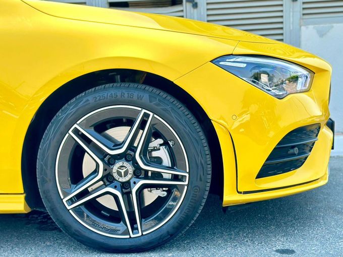 Подержанный Mercedes-Benz CLA 250 II (C118, X118), 2.0 л, 2021 в Дубае от Express Motors Желтый цвет. Корейская | AUTO.AE