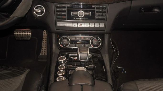 Подержанный Mercedes-Benz CLS AMG 63 AMG II (W218), 5.5 л, 2012 в Дубае от Ibitisam Motors Белый цвет.  | AUTO.AE