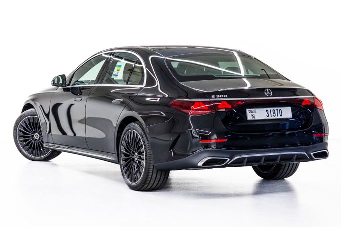 Mercedes-Benz E-Class V (W213, S213, C238) Рестайлинг, 2024 седан бизнес класса в Дубае от POF RENTAL черный цвет | AUTO.AE