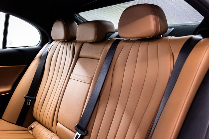Mercedes-Benz E-Class V (W213, S213, C238) Рестайлинг, 2024 седан бизнес класса в Дубае от POF RENTAL черный цвет | AUTO.AE