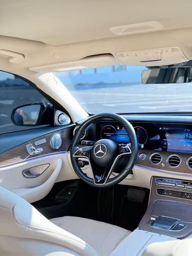 مستعملة Mercedes-Benz E-Class 300 V (W213, S213, S213, C238) شد الوجه, 2.0 l, 2021 في في دبي، اللون أزرق. المواصفات الأمريكية | AUTO.AE