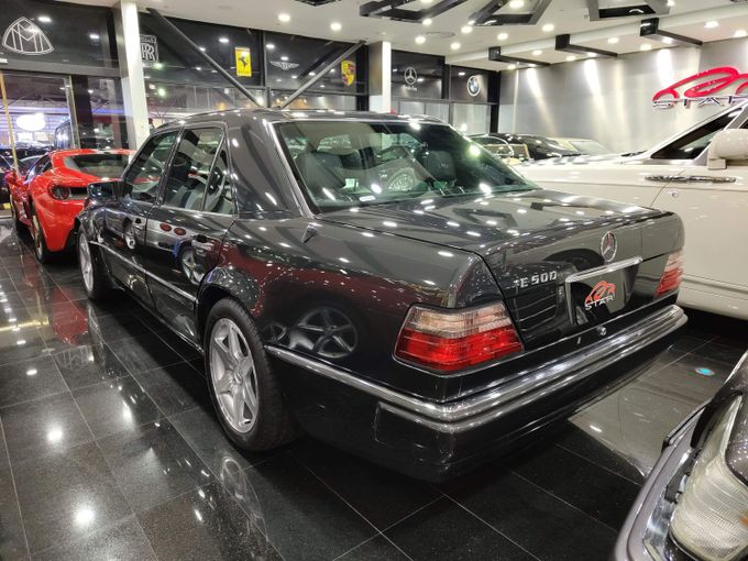 Подержанный Mercedes-Benz E-Class I (W124), 5.0 л, 1994 в Дубае от STAR COLLECTION LLC Черный цвет. Японская | AUTO.AE