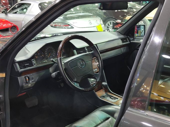 Подержанный Mercedes-Benz E-Class I (W124), 5.0 л, 1994 в Дубае от STAR COLLECTION LLC Черный цвет. Японская | AUTO.AE