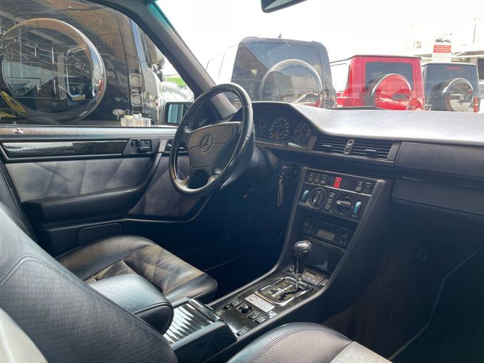 Подержанный Mercedes-Benz E-Class I (W124), 5.0 л, 1995 в Дубае от STAR COLLECTION LLC Черный цвет. Японская | AUTO.AE