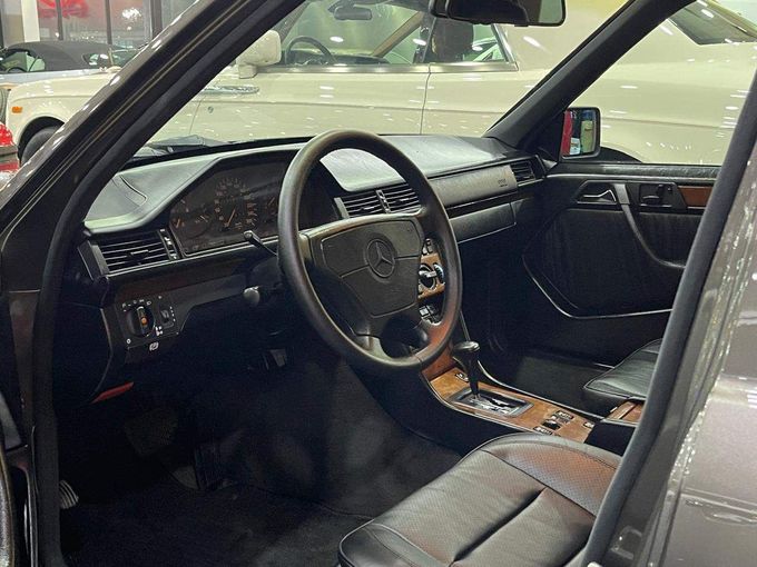 Used Mercedes-Benz E-Class I (W124), 5.0 l, 1992 in Dubai by STAR COLLECTION LLC, Violet color. Japanese Specs | AUTO.AE