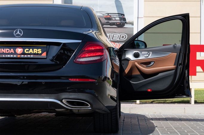 Подержанный Mercedes-Benz E-Class 300 V (W213, S213, C238), 2.0 л, 2020 в Дубае от Linda Cars Черный цвет. GCC | AUTO.AE