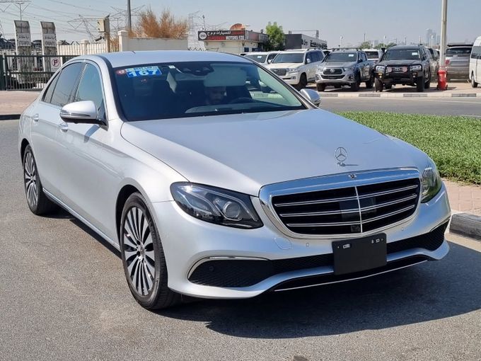 Подержанный Mercedes-Benz E-Class 400 V (W213, S213, C238), 3.0 л, 2018 в Дубае от Saeed Auto Серый цвет. Японская | AUTO.AE