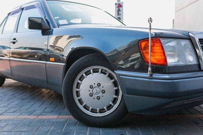 Used Mercedes-Benz E-Class 300 I (W124), 3.0 l, 1993 in Dubai by Albakheet Motors, Grey color. GCC Specs | AUTO.AE