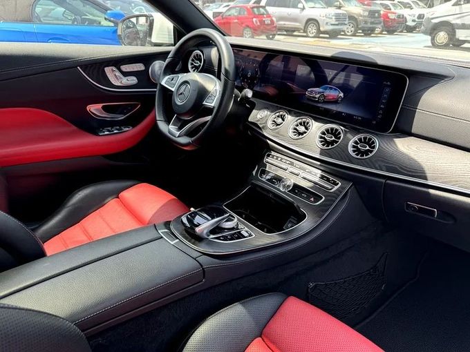 Подержанный Mercedes-Benz E-Class 300 V (W213, S213, C238), 2.0 л, 2018 в Дубае от Nice Cars Motos Белый цвет. GCC | AUTO.AE