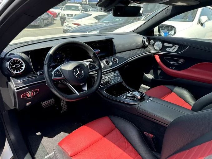 Подержанный Mercedes-Benz E-Class 300 V (W213, S213, C238), 2.0 л, 2018 в Дубае от Nice Cars Motos Белый цвет. GCC | AUTO.AE