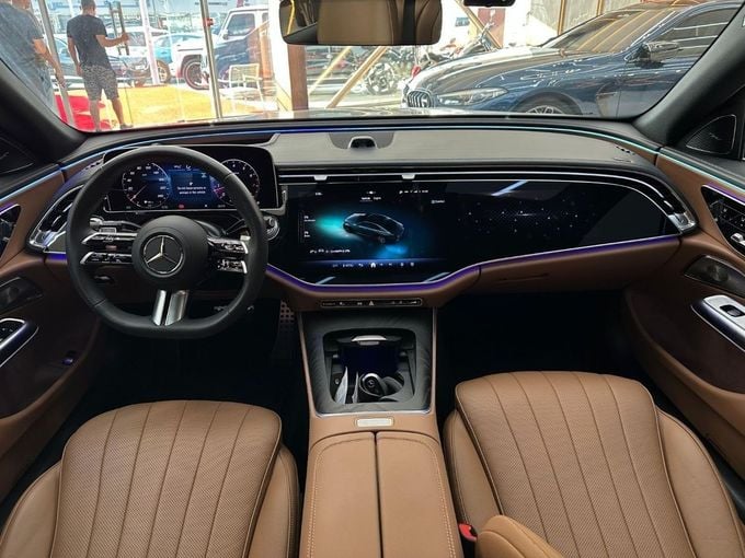Новый Mercedes-Benz E-Class 300 VI (W214, S214), 2.0 л, 2024 в Дубае от Orient Auto FZE Черный цвет. Корейская | AUTO.AE