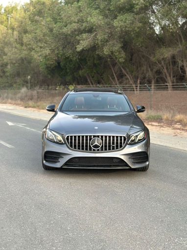 Подержанный Mercedes-Benz E-Class 300 V (W213, S213, C238), 2.0 л, 2017 в Дубае от Alzahiah Cars Серебристый цвет. Американская | AUTO.AE