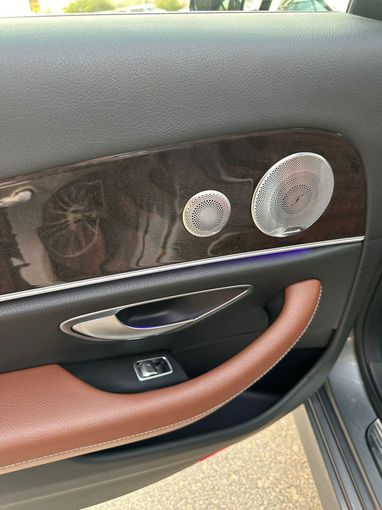 Подержанный Mercedes-Benz E-Class 300 V (W213, S213, C238), 2.0 л, 2017 в Дубае от Alzahiah Cars Серебристый цвет. Американская | AUTO.AE