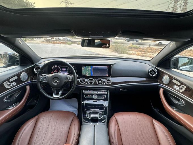 Подержанный Mercedes-Benz E-Class 300 V (W213, S213, C238), 2.0 л, 2017 в Дубае от Alzahiah Cars Серебристый цвет. Американская | AUTO.AE