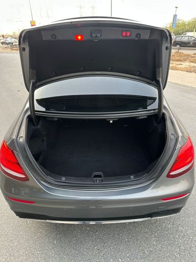 Подержанный Mercedes-Benz E-Class 300 V (W213, S213, C238), 2.0 л, 2017 в Дубае от Alzahiah Cars Серебристый цвет. Американская | AUTO.AE