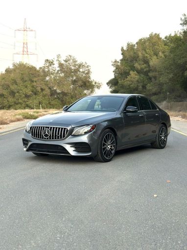 Подержанный Mercedes-Benz E-Class 300 V (W213, S213, C238), 2.0 л, 2017 в Дубае от Alzahiah Cars Серебристый цвет. Американская | AUTO.AE