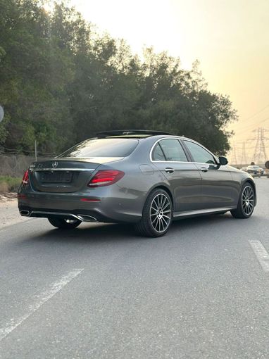 Подержанный Mercedes-Benz E-Class 300 V (W213, S213, C238), 2.0 л, 2017 в Дубае от Alzahiah Cars Серебристый цвет. Американская | AUTO.AE