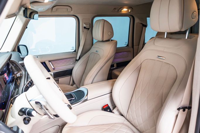 Mercedes-Benz G-Class AMG Brabus 800 II (W465) تجميل الوجه, 2025 رجال الأعمال دفع رباعي 5 أبواب للتأجير في في دبي من POF RENTAL، اللون بيج | AUTO.AE