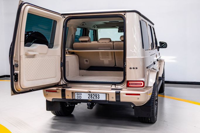 Mercedes-Benz G-Class AMG Brabus 800 II (W465) تجميل الوجه, 2025 رجال الأعمال دفع رباعي 5 أبواب للتأجير في في دبي من POF RENTAL، اللون بيج | AUTO.AE