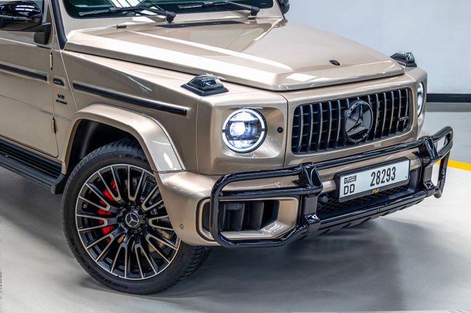 Mercedes-Benz G-Class AMG Brabus 800 II (W465) تجميل الوجه, 2025 رجال الأعمال دفع رباعي 5 أبواب للتأجير في في دبي من POF RENTAL، اللون بيج | AUTO.AE