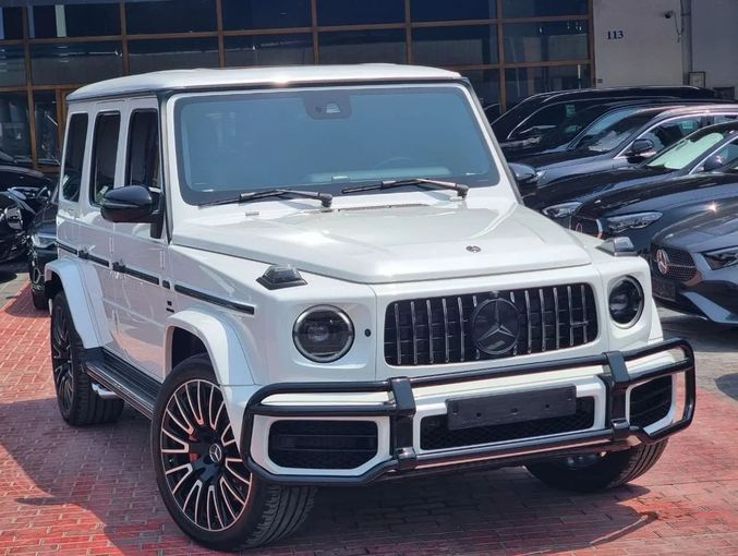 Подержанный Mercedes-Benz G-Class AMG 63 AMG II (W463), 4.0 л, 2022 в Дубае от Auto Gallery DXB Белый цвет. Японская | AUTO.AE