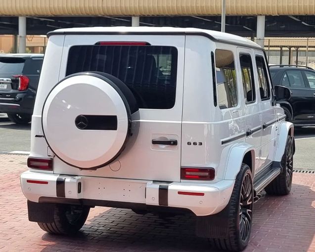 Подержанный Mercedes-Benz G-Class AMG 63 AMG II (W463), 4.0 л, 2022 в Дубае от Auto Gallery DXB Белый цвет. Японская | AUTO.AE