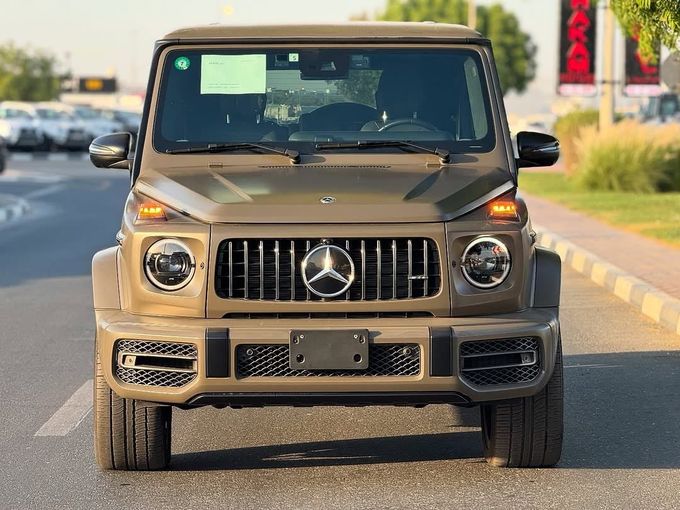 Подержанный Mercedes-Benz G-Class AMG 63 AMG II (W463), 4.0 л, 2022 в Дубае от Lakhani Motors Коричневый цвет. Японская | AUTO.AE