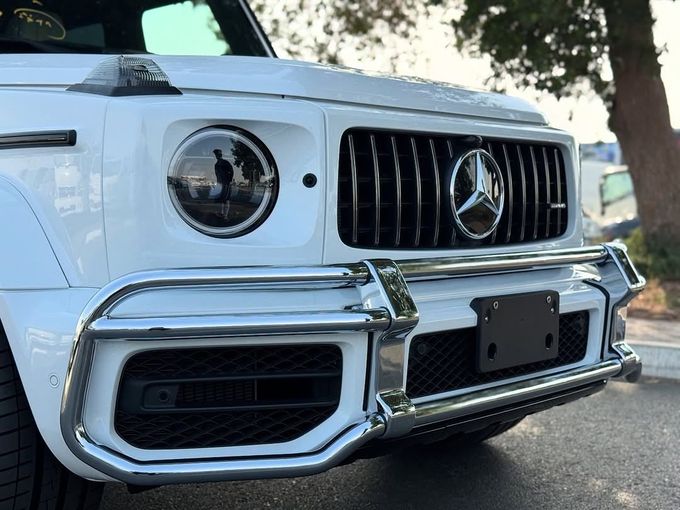 Подержанный Mercedes-Benz G-Class AMG 63 AMG II (W463), 4.0 л, 2022 в Дубае от Lakhani Motors Белый цвет. Японская | AUTO.AE