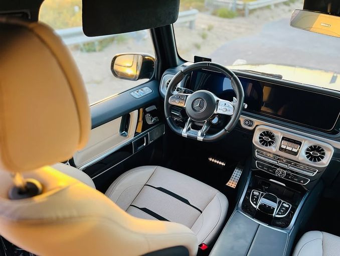 Подержанный Mercedes-Benz G-Class AMG 63 AMG II (W463), 4.0 л, 2023 в Дубае от Lakhani Motors Черный цвет. Японская | AUTO.AE