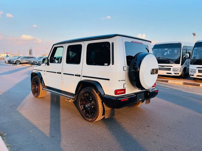 Подержанный Mercedes-Benz G-Class AMG 63 AMG II (W465) Рестайлинг, 4.0 л, 2024 в Дубае от Lakhani Motors Белый цвет. Японская | AUTO.AE