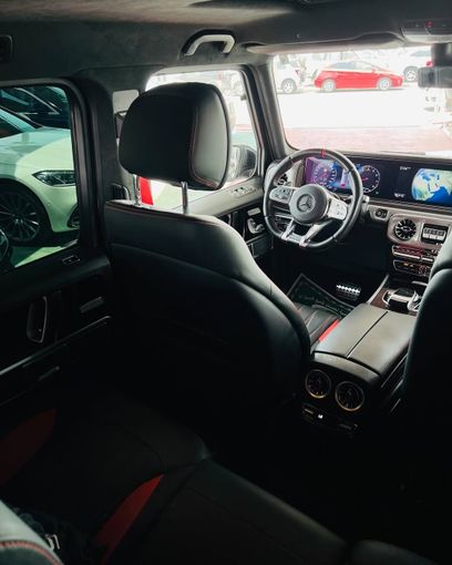 Подержанный Mercedes-Benz G-Class AMG 63 AMG II (W465) Рестайлинг, 4.0 л, 2024 в Дубае от Lakhani Motors Белый цвет. Японская | AUTO.AE
