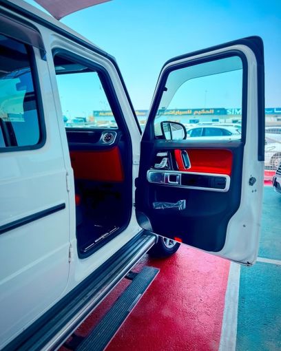 Подержанный Mercedes-Benz G-Class AMG 63 AMG II (W463), 4.0 л, 2019 в Дубае от Lakhani Motors Белый цвет. Японская | AUTO.AE
