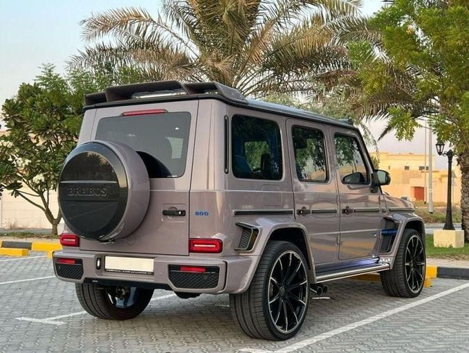 Подержанный Mercedes-Benz G-Class AMG Brabus 800 II (W463), 4.0 л, 2021 в Дубае от Drivenchy Motors Серебристый цвет. Европейская | AUTO.AE