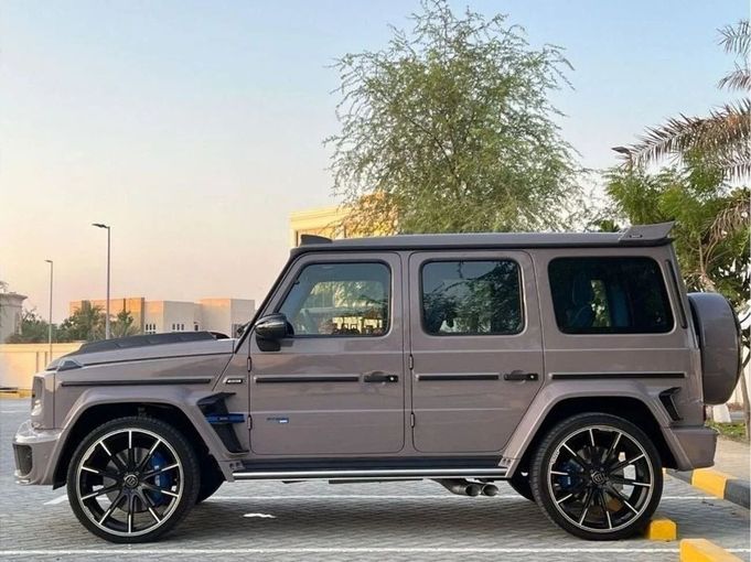 Подержанный Mercedes-Benz G-Class AMG Brabus 800 II (W463), 4.0 л, 2021 в Дубае от Drivenchy Motors Серебристый цвет. Европейская | AUTO.AE