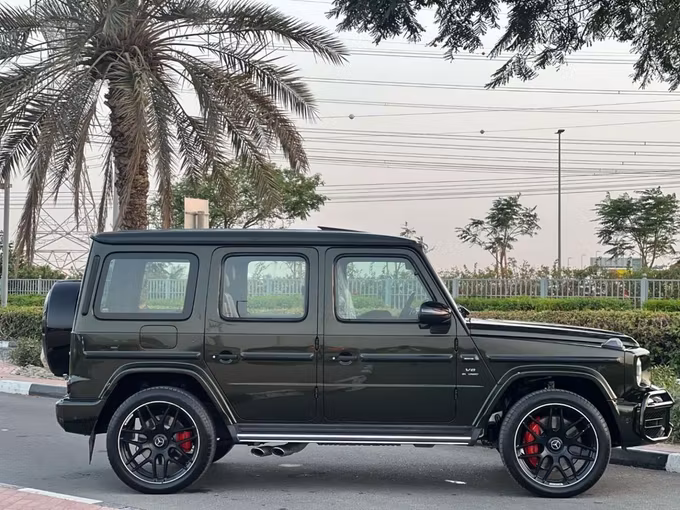 Подержанный Mercedes-Benz G-Class AMG 63 AMG II (W463), 4.0 л, 2019 в Дубае от Drivenchy Motors Зеленый цвет. GCC | AUTO.AE