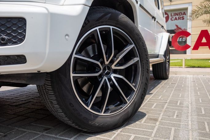 Подержанный Mercedes-Benz G-Class 500 III (W463), 4.0 л, 2022 в Дубае от Linda Cars Белый цвет. Европейская | AUTO.AE