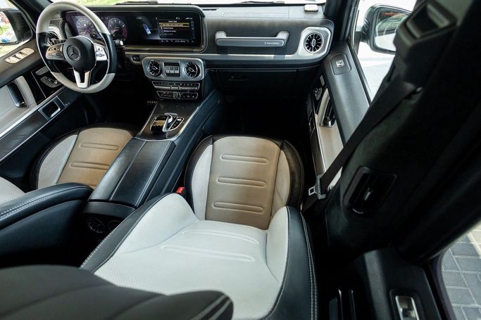 Подержанный Mercedes-Benz G-Class 500 III (W463), 4.0 л, 2022 в Дубае от Linda Cars Белый цвет. Европейская | AUTO.AE