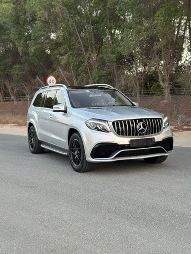 Подержанный Mercedes-Benz GL-Class 450 II (X166), 3.0 л, 2016 в Дубае от Alzahiah Cars Серебристый цвет. Американская | AUTO.AE
