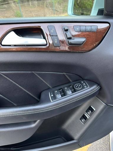 Подержанный Mercedes-Benz GL-Class 450 II (X166), 3.0 л, 2016 в Дубае от Alzahiah Cars Серебристый цвет. Американская | AUTO.AE