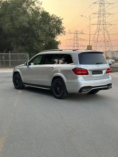 Подержанный Mercedes-Benz GL-Class 450 II (X166), 3.0 л, 2016 в Дубае от Alzahiah Cars Серебристый цвет. Американская | AUTO.AE