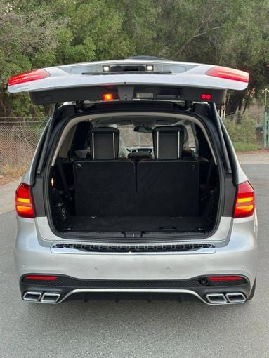 Подержанный Mercedes-Benz GL-Class 450 II (X166), 3.0 л, 2016 в Дубае от Alzahiah Cars Серебристый цвет. Американская | AUTO.AE