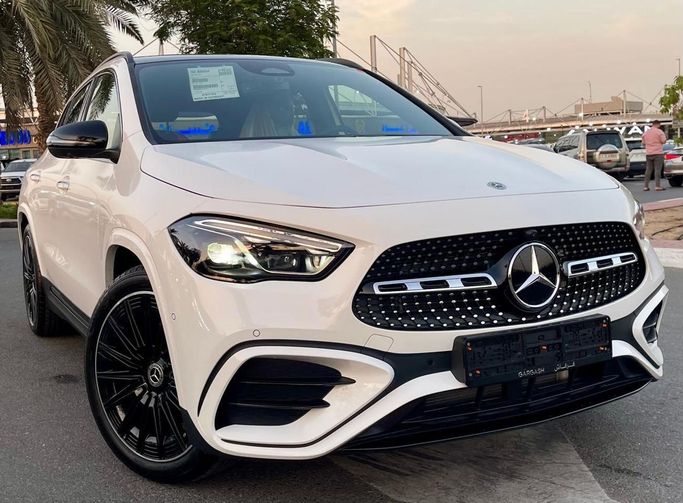 Новый Mercedes-Benz GLA 200 II (H247) Рестайлинг, 1.3 л, 2025 в Дубае от Auto Gallery DXB Белый цвет. GCC | AUTO.AE