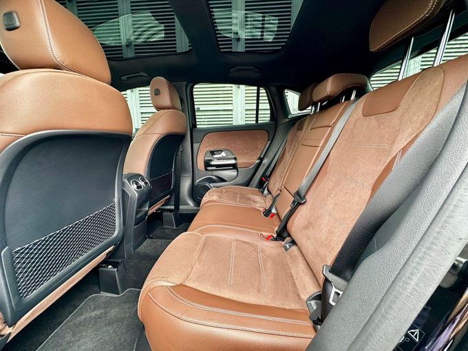 Подержанный Mercedes-Benz GLA 250 II (H247) Рестайлинг, 2.0 л, 2025 в Дубае от Express Motors Черный цвет. Корейская | AUTO.AE