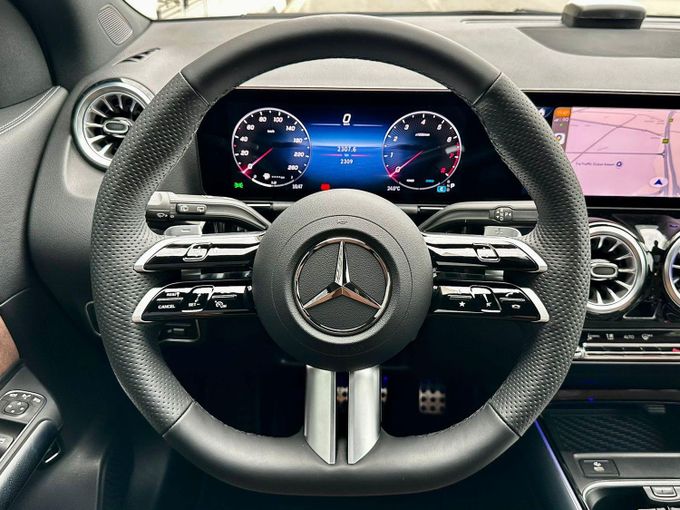 Подержанный Mercedes-Benz GLA 250 II (H247) Рестайлинг, 2.0 л, 2025 в Дубае от Express Motors Черный цвет. Корейская | AUTO.AE