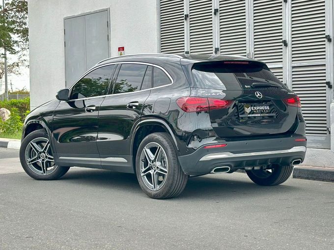 Подержанный Mercedes-Benz GLA 250 II (H247) Рестайлинг, 2.0 л, 2025 в Дубае от Express Motors Черный цвет. Корейская | AUTO.AE