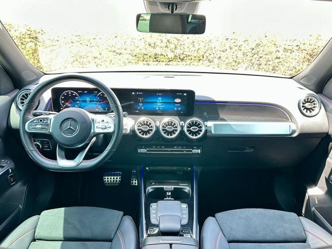 Подержанный Mercedes-Benz GLB 250 I (X247), 2.0 л, 2021 в Дубае от Express Motors Белый цвет. Корейская | AUTO.AE