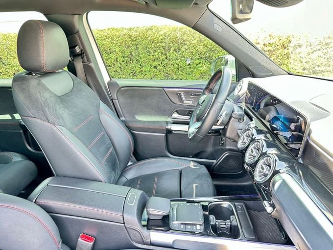 Подержанный Mercedes-Benz GLB 250 I (X247), 2.0 л, 2021 в Дубае от Express Motors Белый цвет. Корейская | AUTO.AE