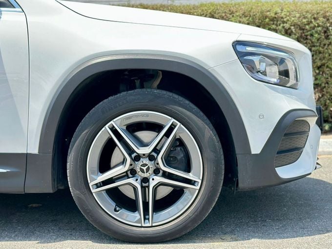Подержанный Mercedes-Benz GLB 250 I (X247), 2.0 л, 2021 в Дубае от Express Motors Белый цвет. Корейская | AUTO.AE