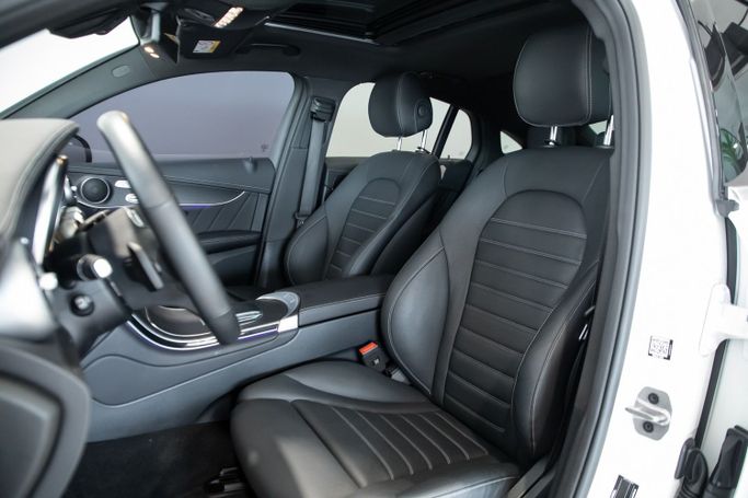 Подержанный Mercedes-Benz GLC Coupe 300 II (C254), 2.0 л, 2023 в Дубае от C7 Motors Белый цвет. Корейская | AUTO.AE