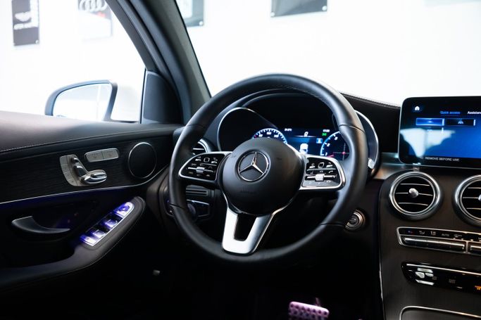 Подержанный Mercedes-Benz GLC Coupe 300 II (C254), 2.0 л, 2023 в Дубае от C7 Motors Белый цвет. Корейская | AUTO.AE